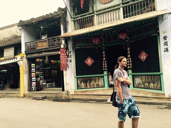 Điều may mắn đ&oacute; l&agrave; Hội An kh&ocirc;ng bị ảnh hưởng nặng nề từ cả hai cuộc chiến tranh lịch sử của đất nước v&agrave; tr&aacute;nh được sự đ&ocirc; thị h&oacute;a ồ ạt của nền kinh tế những năm cuối thể kỷ 20. Đ&oacute; cũng l&agrave; một phần l&yacute; do khiến Hội An hấp dẫn với du kh&aacute;ch.